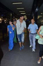 Akshay Kumar snapped at International airport in a cool casual look on 10th Dec 2011 (9).JPG